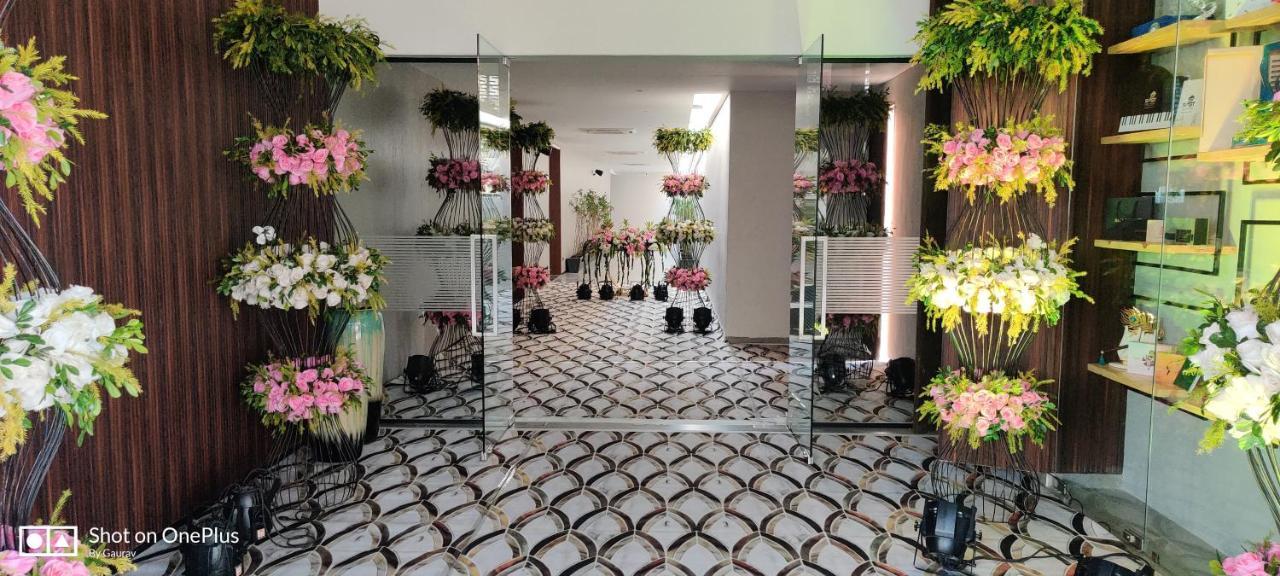 The Amore Surat Exterior foto