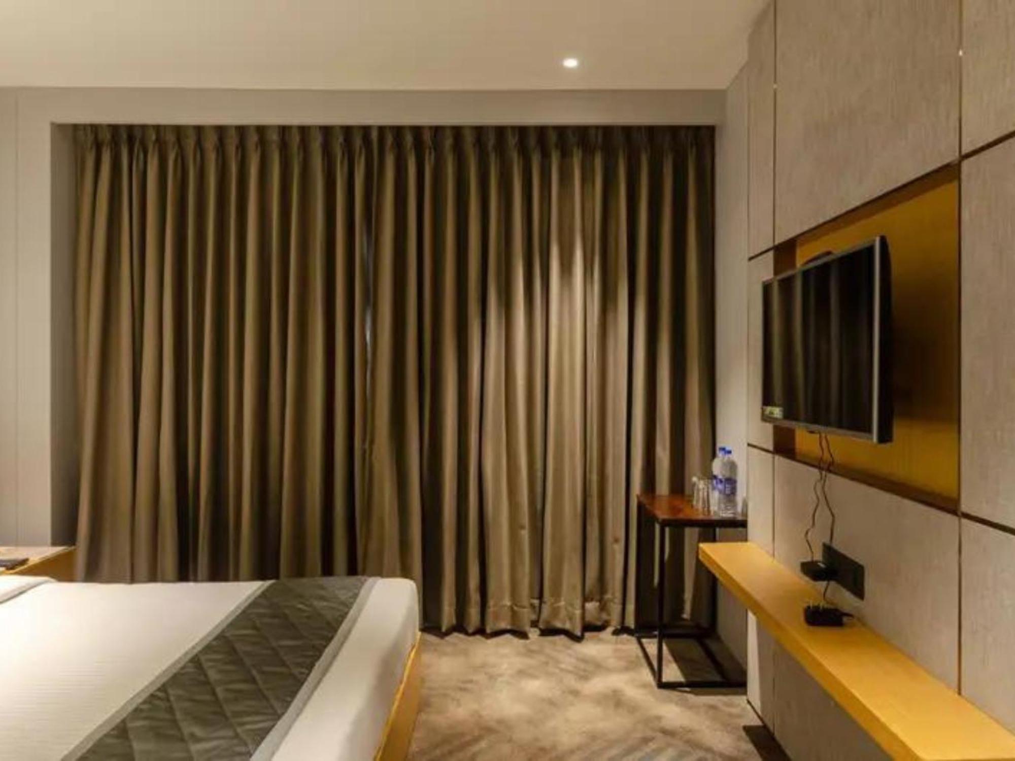 The Amore Surat Exterior foto