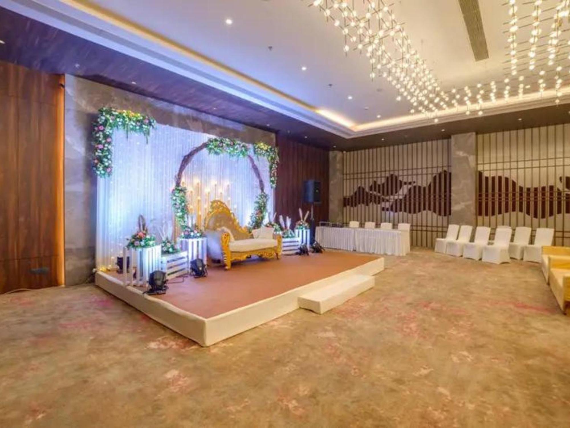 The Amore Surat Exterior foto