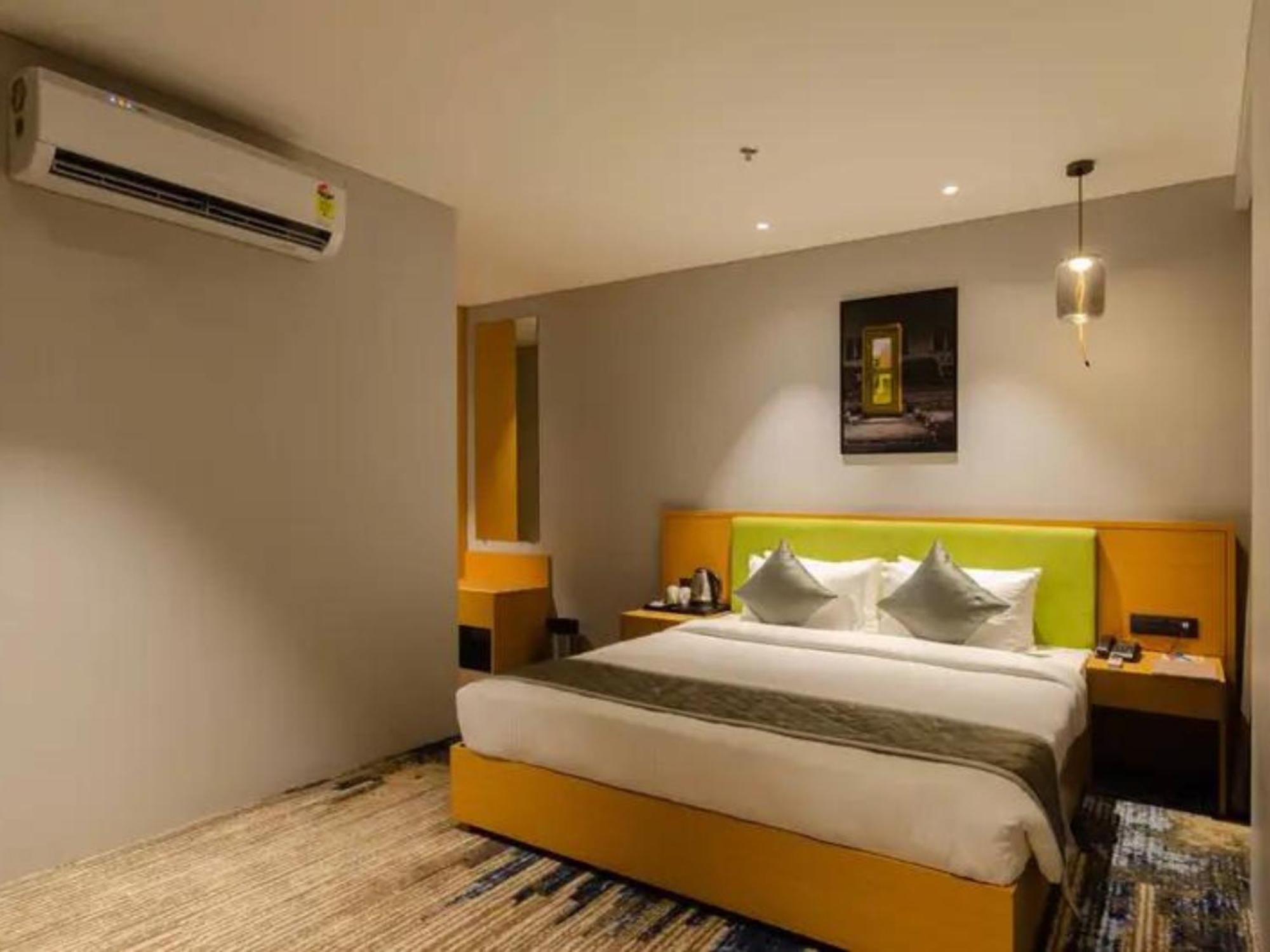 The Amore Surat Exterior foto