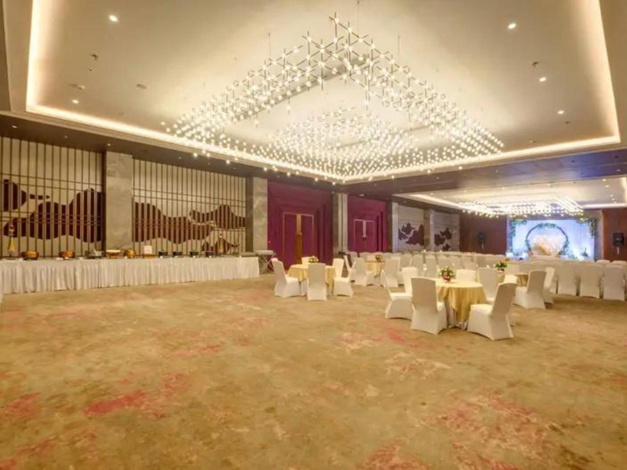The Amore Surat Exterior foto
