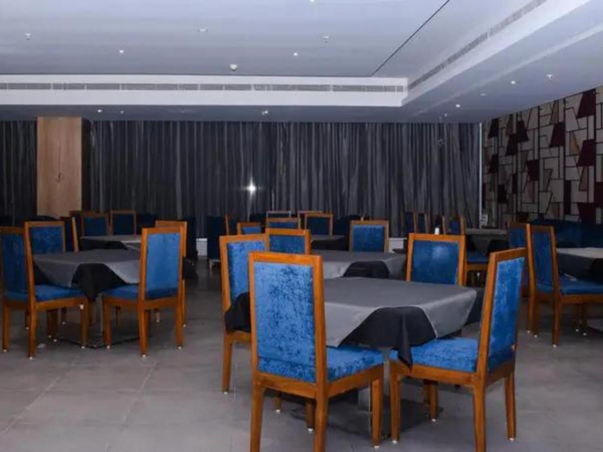 The Amore Surat Exterior foto