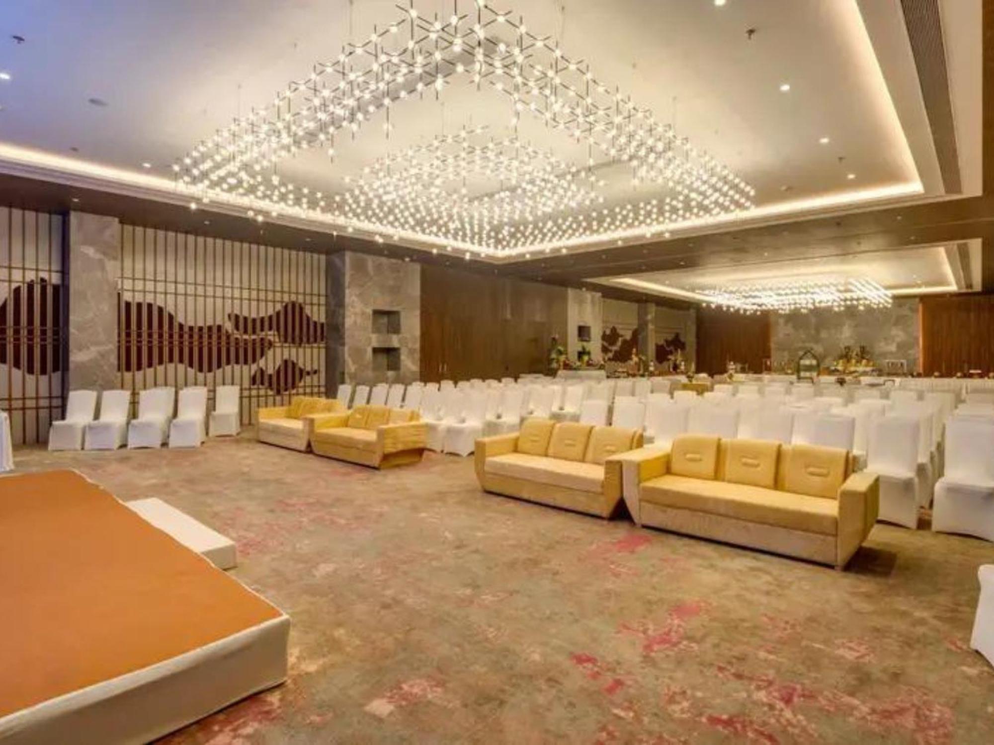 The Amore Surat Exterior foto